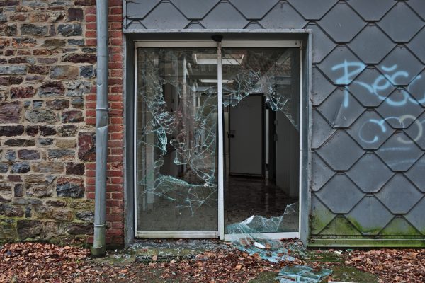 Broken_glass_door_leading_to_the_kitchen_in_Sanatorium_du_Basil,_Stoumont,_Belgium_(DSCF3564-hdr)